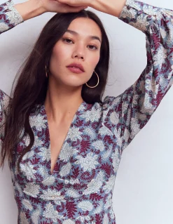 Robe à manches blousantes et col V