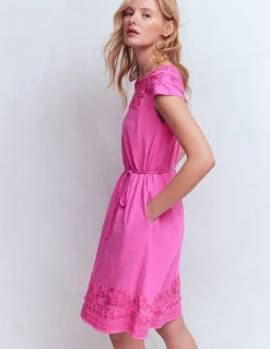 Robe courte brodée en jersey