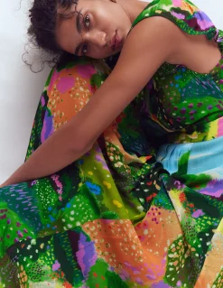 Robe longue plissée et volantée