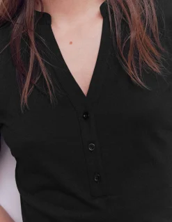 Top à manches courtes et col tunisien ouvert