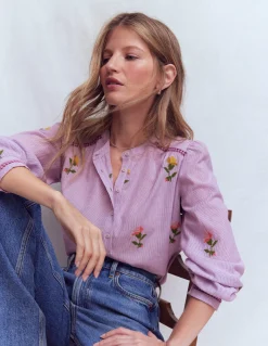 Top brodé à détail