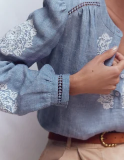 Top brodé à détail