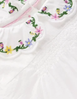 Top tissé à col brodé